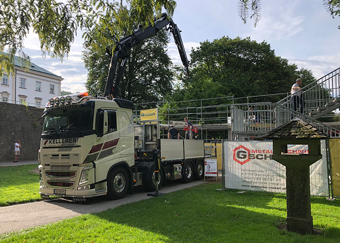 Volvo-Lkw 4-Achser mit Baustoffplateau und Frontkran PK34002 mit abnehmbarem Jib-Gelenk - Ein Fahrzeug des Fuhrparks der Firma Kellerer in Anthering bei Salzburg